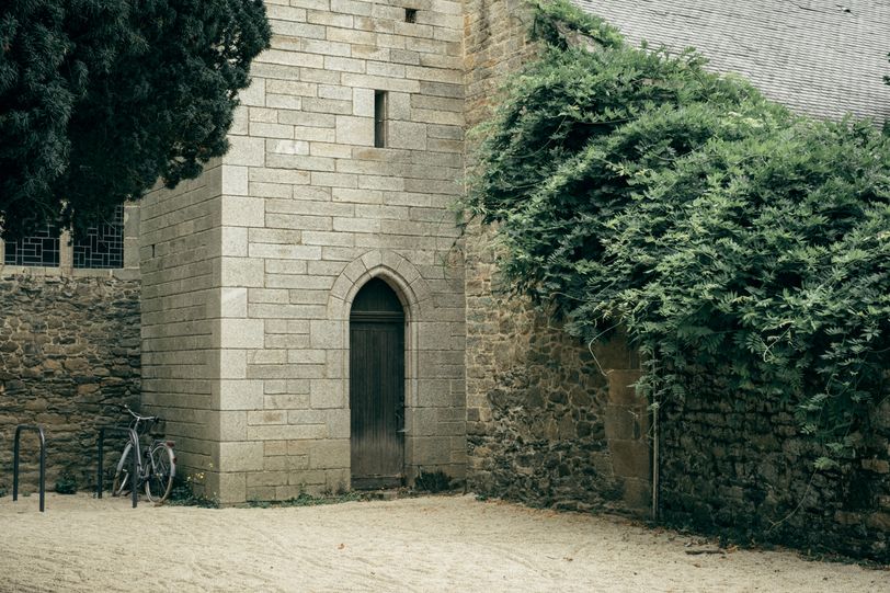 Small and quiet place behind a religious building's backdoor