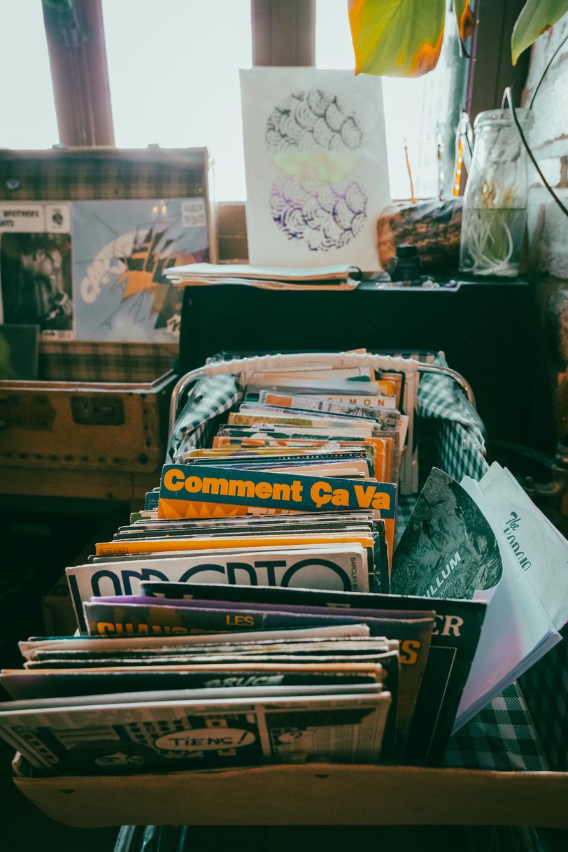 A box full of vinyls with one particularily standing out with the writing "Comment ça va" which means how are you doing in french