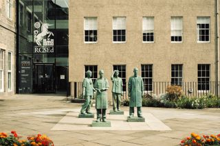 Statues of medicine workers in front of Surgeons' hall museum in Edinburgh