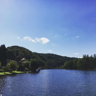 Picture of a lake next to a city