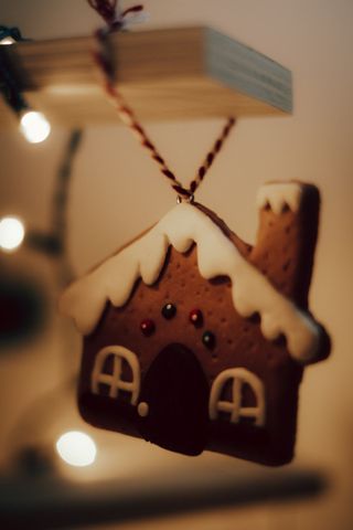 A christmas decoration in shape of a gingerbread house