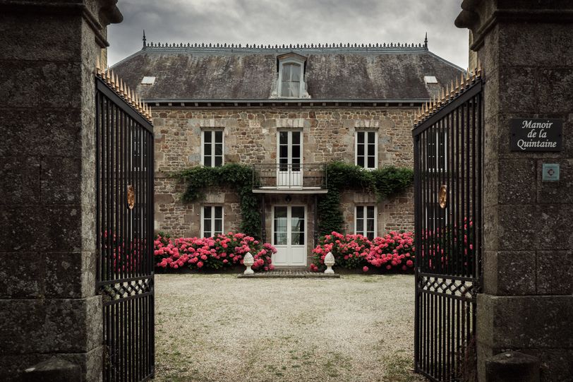 Symmetry of a manor from the front