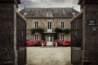 Symmetry of a manor from the front