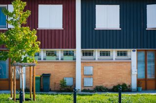 Jointed houses with the same architecture but different colors