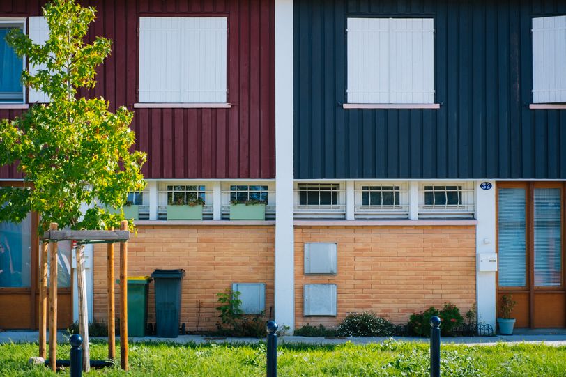 Jointed houses with the same architecture but different colors