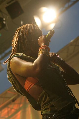 Perle Lama on stage in a backlight