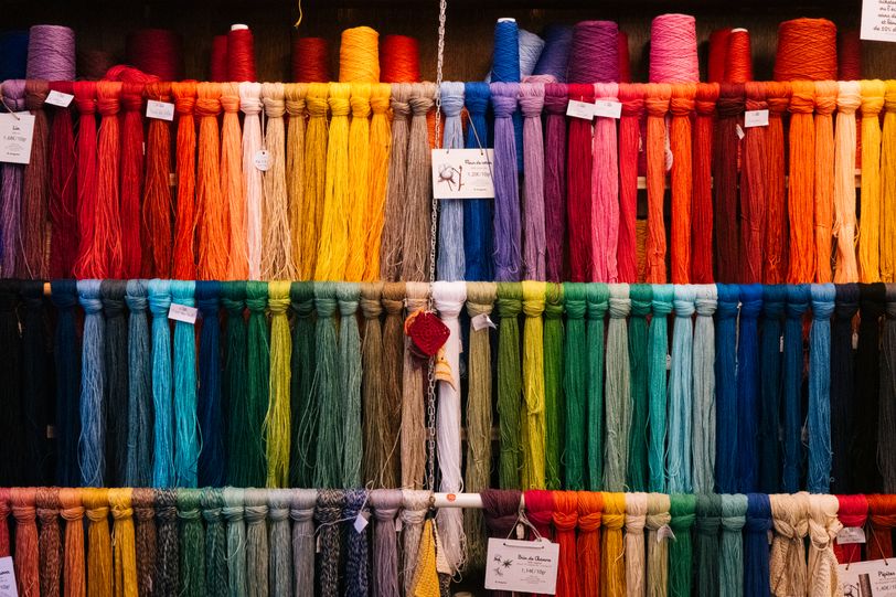 Wall covered in threads in different colors