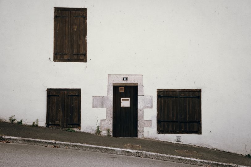 Facade of a skewed house in a steep street
