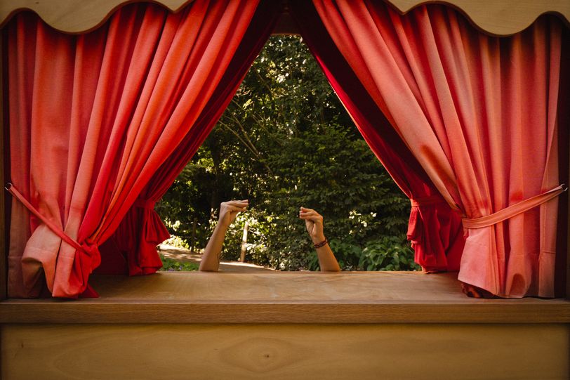 Puppets scenes with hads putting a show